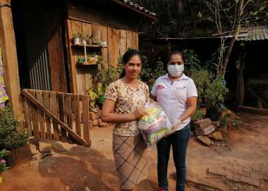 Heidy del Carmen Hernández receives a food package from Dina Gutiérrez from local partner Social Initiative for Democracy in El Salvador.